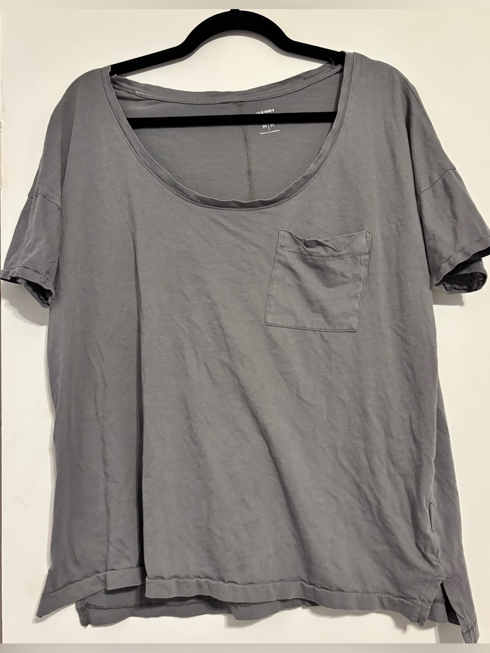 Old Navy Boyfriend Gray Scoop Neck Pocket Tee - Picture 1 of 3